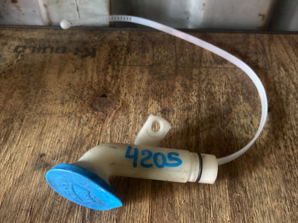 Заливная горловина бочка омывателя RE4